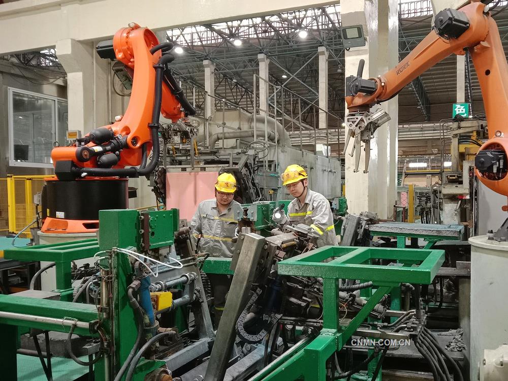 日前，銅陵有色金冠銅業(yè)分公司雙閃電解車間協(xié)同保全點(diǎn)檢人員對電解剝片機(jī)組等設(shè)備進(jìn)行聯(lián)合點(diǎn)檢，及時消除故障隱患，強(qiáng)化設(shè)備日常潤滑維保，不斷鞏固提升設(shè)備作業(yè)效率，保障安全高效生產(chǎn)。