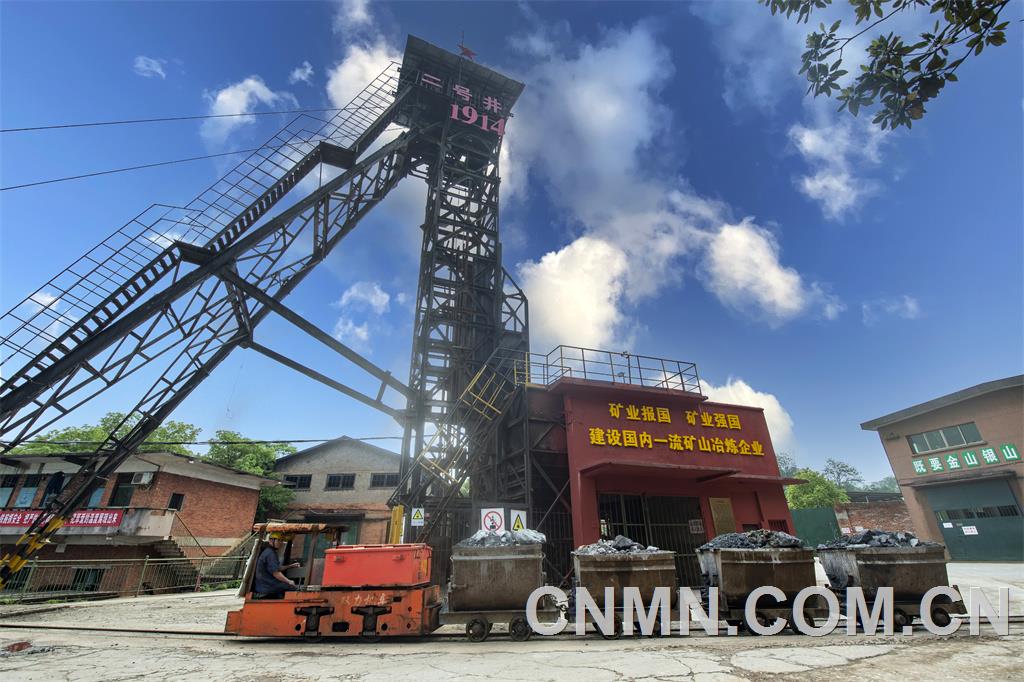 水口山鉛鋅礦二號豎井，開拓于1914年的，1958年，雙箕斗設施完成，國內最早的底卸式箕斗