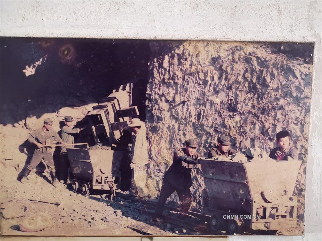 1985年2月，廣州軍區(qū)53200機械化部隊參加康家灣礦工程建設