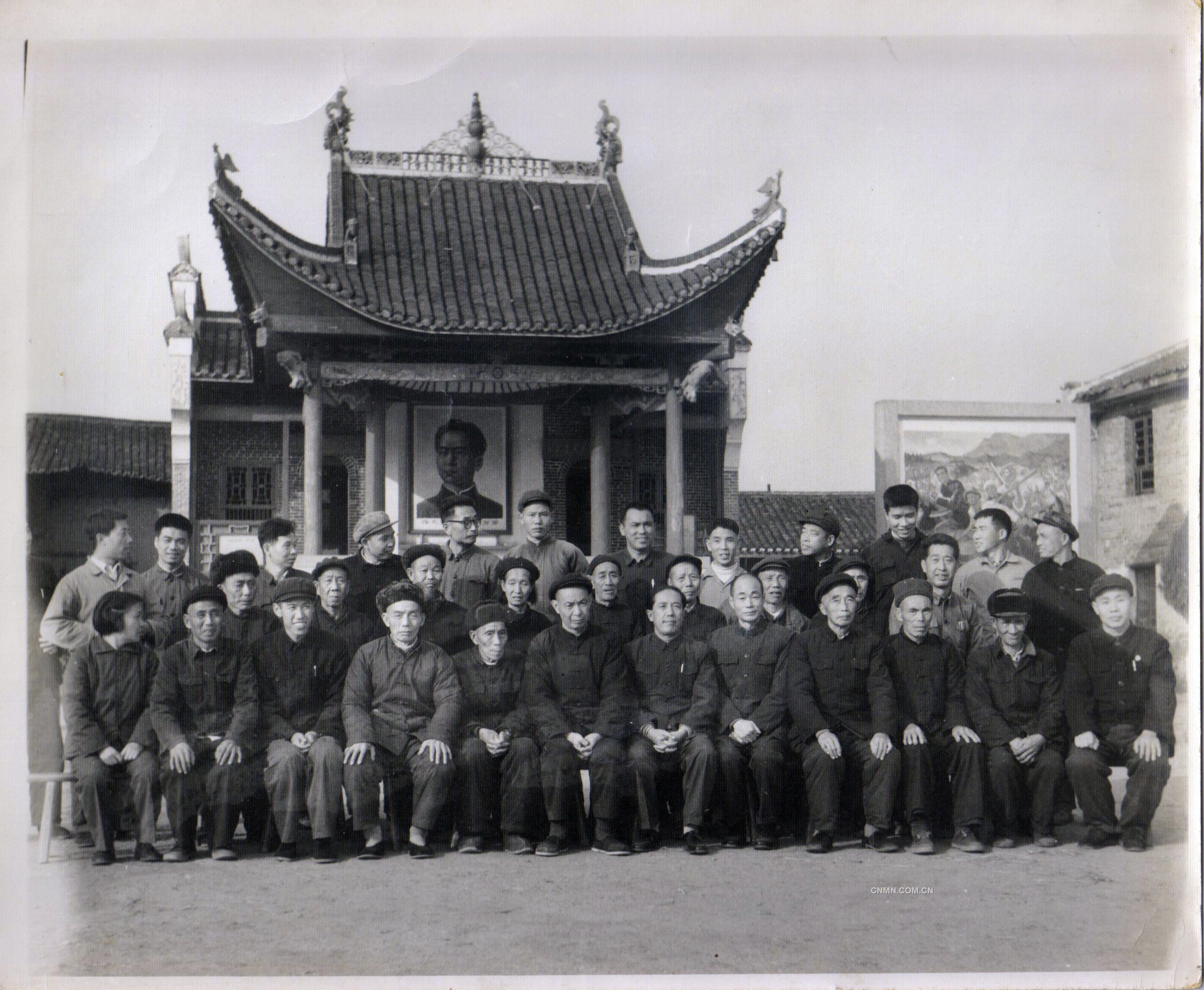 1973年，劉亞球參加水口山早期革命斗爭(zhēng)的老同志座談會(huì)（前排左六）