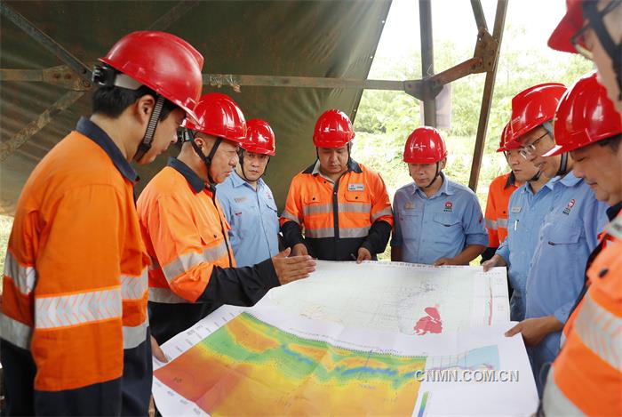 圖為五礦勘察、水口山公司地質(zhì)專家和技術(shù)人員在探討資源勘探工作